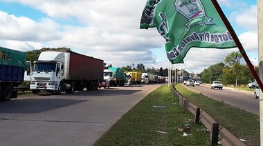 Camioneros se manifestaron al costado de las rutas durante el paro