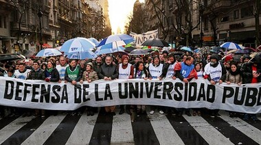 Multitudinarias marchas en defensa de la Universidad pública