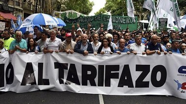 Gremios encabezaron una multitudinaria marcha contra los tarifazos