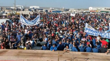 Petroleros endurecen las protestas en rechazo a despidos en Vaca Muerta