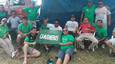 Camioneros dialogan con Cartocor y mantienen la protesta