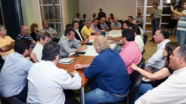 El gobierno anunció el pago del aguinaldo y paritarias en enero