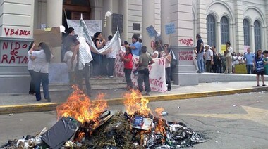 Trabajadores estatales se manifestaron en las calles de Paraná