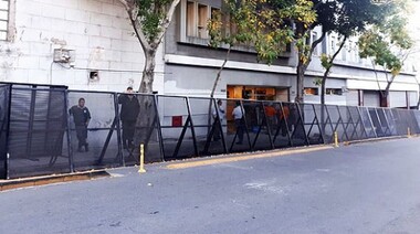 Denuncian despidos masivos en Clarín, sin aviso y ante un inusual operativo de seguridad 