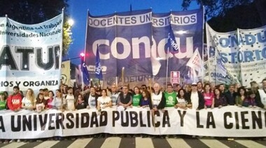Gremios universitarios marcharon con antorchas a Plaza de Mayo