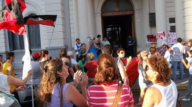 Sectores estatales y docentes se manifestaron frente a la Casa Gris