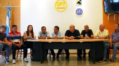 Taxistas de Rosario celebraron los 100 días de la nueva conducción y se entregaron cajas navideñas