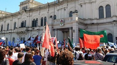 Docentes marcharon en Paraná para exigir recomposición salarial