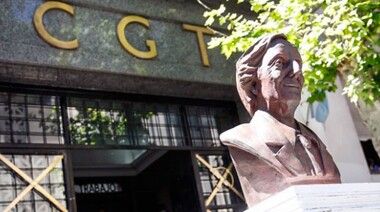 La CGT rindió homenaje al ex presidente Néstor Kirchner con la colocación de un busto