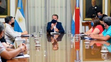 El gobierno comunicó a los gremios la convocatoria a paritarias y el pago de un bono 