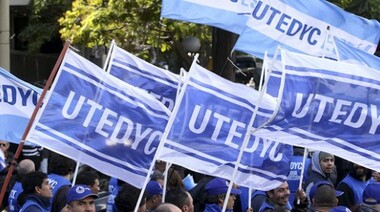 Utedyc acordó un aumento salarial del 30% y revisión en octubre para trabajadores de la actividad