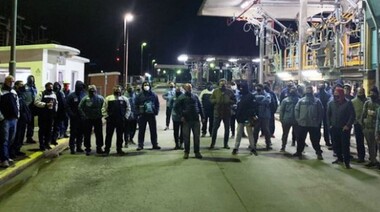 La Federación de Petróleo cerró paritarias 2020 con un 45% anual y levantó el conflicto en refinerías