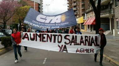 Docentes y estatales cortaron el tránsito y marcharon a la Casa Gris