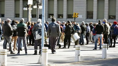 APS se manifestó frente al municipio: “Basta de precarización, basta de sueldos de miseria, basta de hambre”