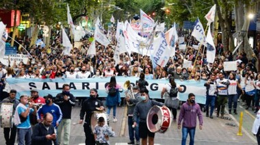 SUTE Mendoza se manifestó con una contundente movilización por sus reclamos salariales
