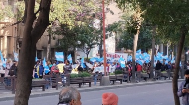 CISADEMS reclamó con una multitudinaria marcha y denunció que la Policía impidió el paso