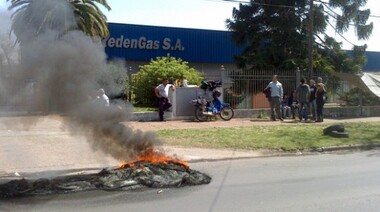 Empleados de Redengas pararon y se manifestaron en la calle