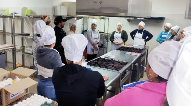 UTHGRA Concordia inició los cursos de mozos y pastelería y anunció capacitaciones en idiomas