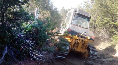 Personal de Vialidad Nacional trabaja contra los incendios “con su propio dinero”