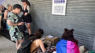 ABGRA brindó su “mensaje de resistencia” con una suelta de libros