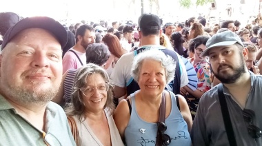 ABGRA brindó su “mensaje de resistencia” con una suelta de libros