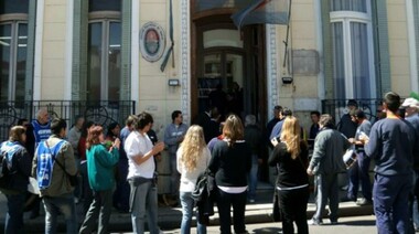 Redengas notificó dos despidos y los trabajadores se movilizaron