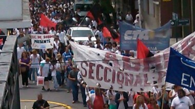 Estatales y docentes marcharon a la Casa de Gobierno en Paraná