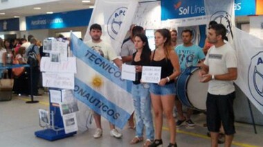 Gremios piden la reincorporación de trabajadores de la aerolínea Sol