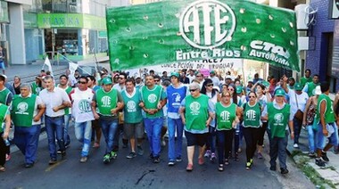 Trabajadores estatales y docentes se movilizaron en Paraná