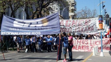 CTA y Agmer Paraná expresaron sus reclamos en una nueva marcha
