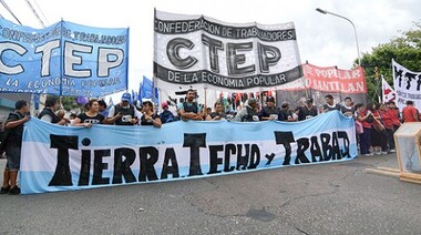 Organizaciones sociales y centrales obreras marchan a Plaza de Mayo