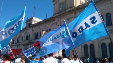 La CGT Paraná se manifestó frente a la Casa de Gobierno