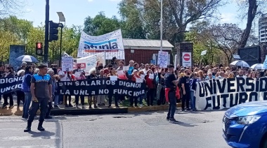 ATUNLA se manifestó con un contundente banderazo en defensa del financiamiento universitario