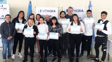 UTHGRA La Plata entregó los certificados de los cursos de mozo y cocina