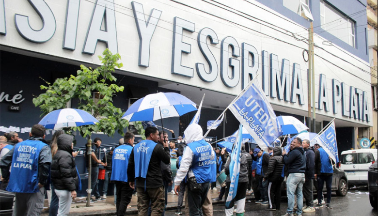 UTEDYC La Plata se movilizó al club Gimnasia para exigir el pago salarios adeudados