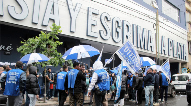 UTEDYC La Plata se movilizó al club Gimnasia para exigir el pago salarios adeudados