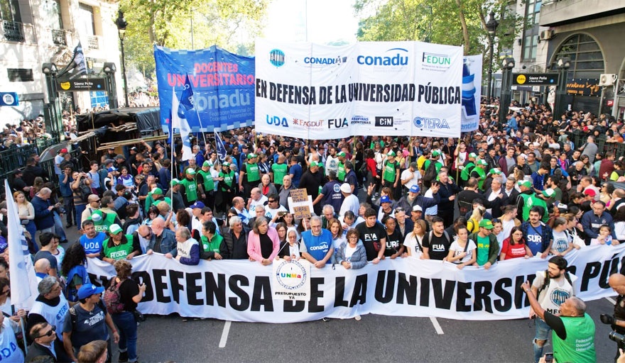 Los gremios universitarios rechazaron el fallo que condenó a Cristina por "proscriptivo" y llamaron a "defender la democracia"